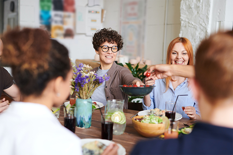 How to throw a dinner party for friends