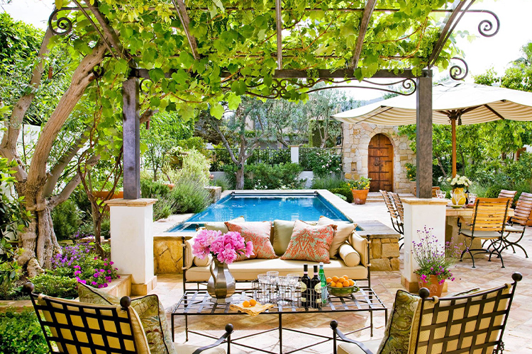 Ideas for creating an inviting outdoor entertaining space