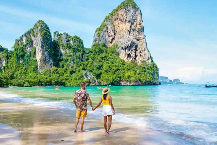 The Best Beach Holiday Packing Guide — What To Bring And How To Book